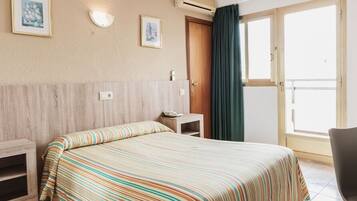 Habitación superior con 1 cama doble o 2 individuales, 1 cama doble o 2 individuales | Caja fuerte, escritorio, ropa de cama