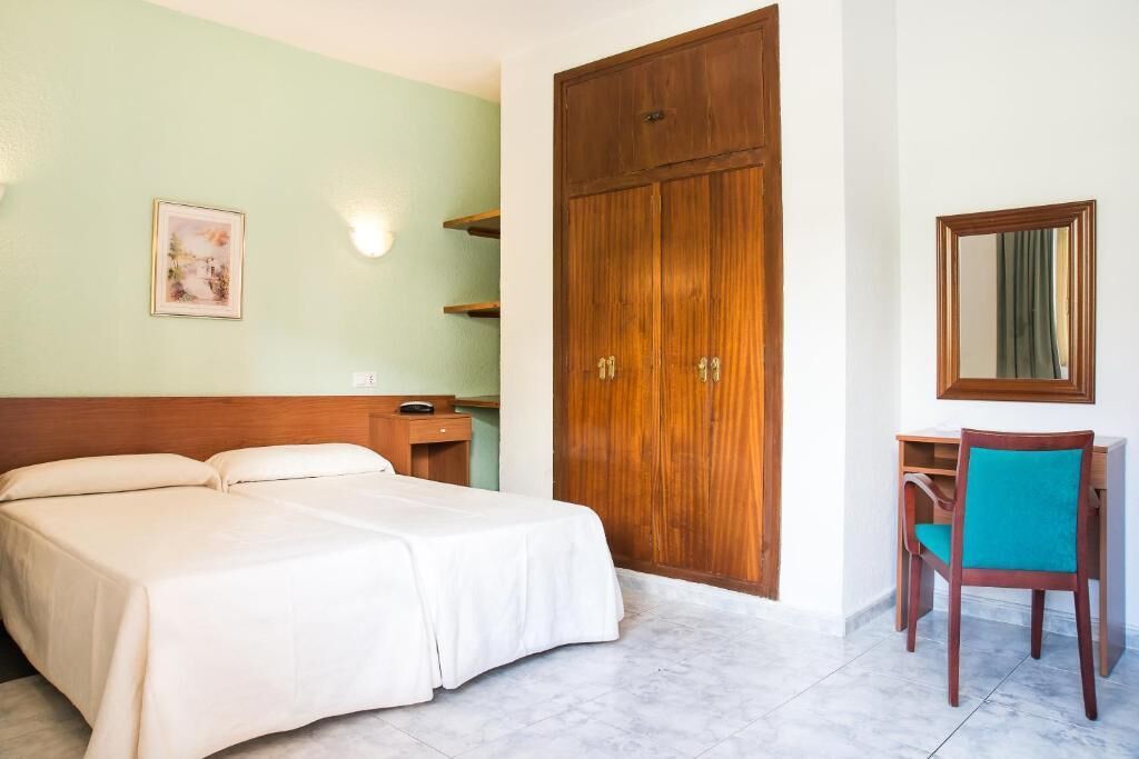 In-room safe, desk, bed sheets
