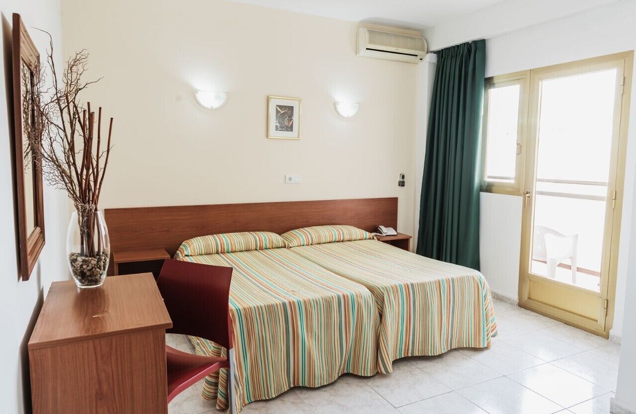 خزنة داخل الغرفة ومكتب وملاءا ت أسرّة