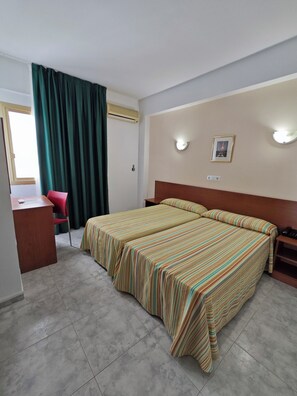 Standard Twin Room | In-room safe, desk, bed sheets - Hotel Camposol (Benidorm)