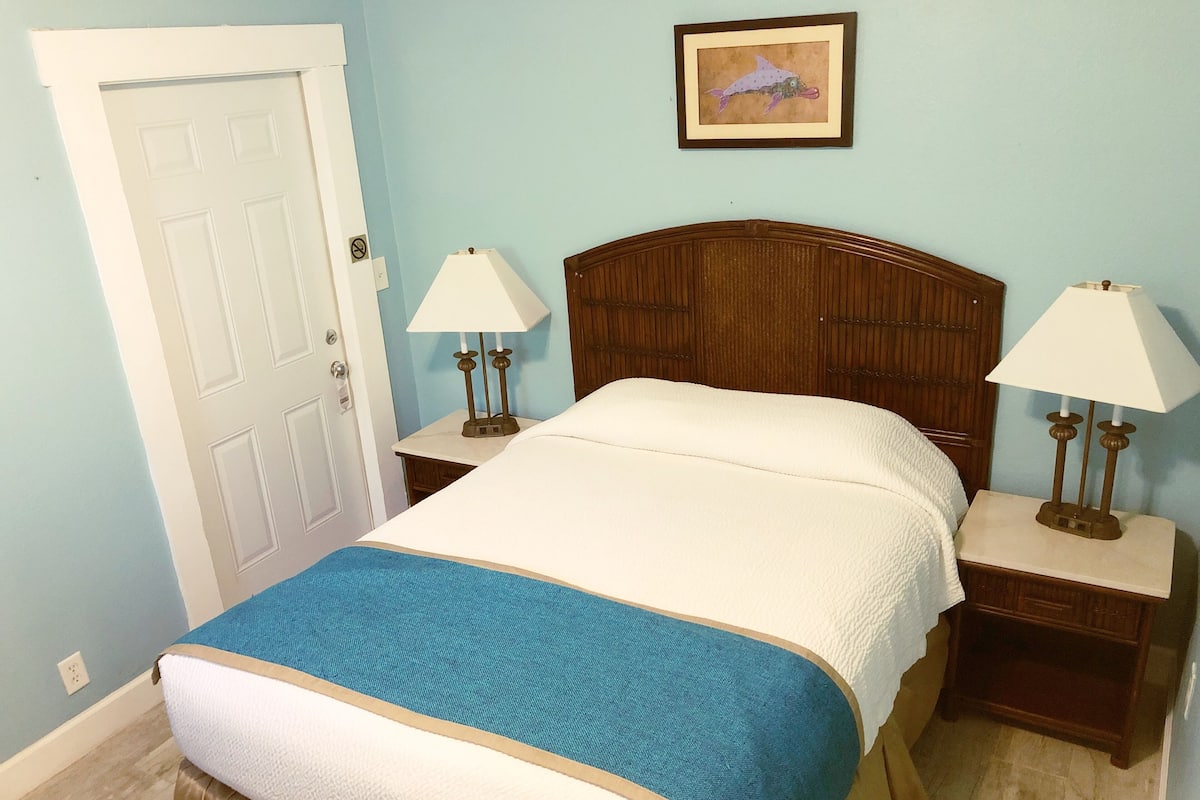 Chambre de base, 1 grand lit, réfrigérateur et four à micro-ondes | Accès au Wi-Fi (inclus), ameublement unique