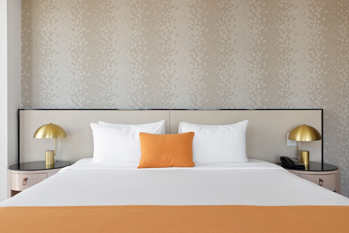 Peralatan tempat tidur premium, peti besi dalam bilik, meja