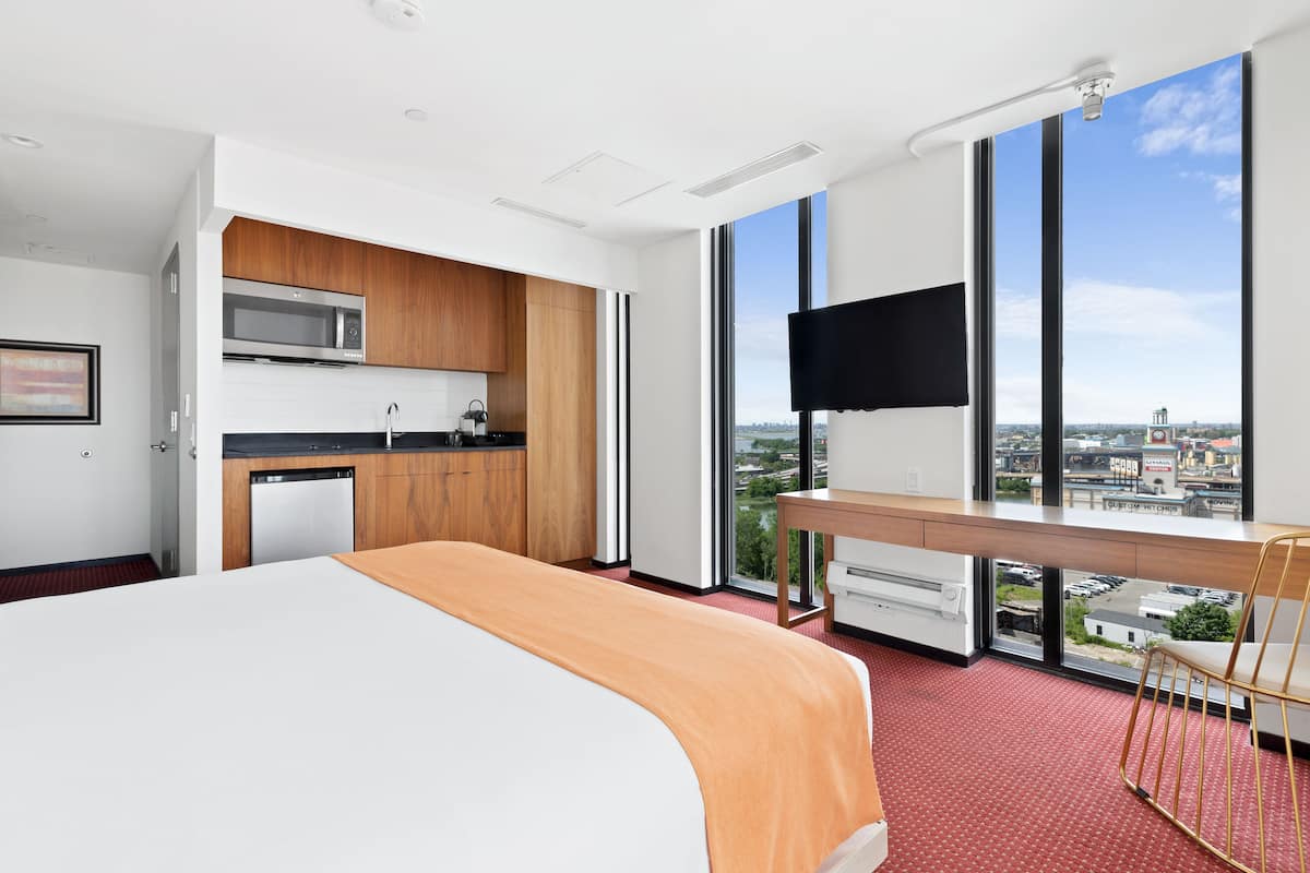 Elite King Studio | Peralatan tempat tidur premium, peti besi dalam bilik, meja