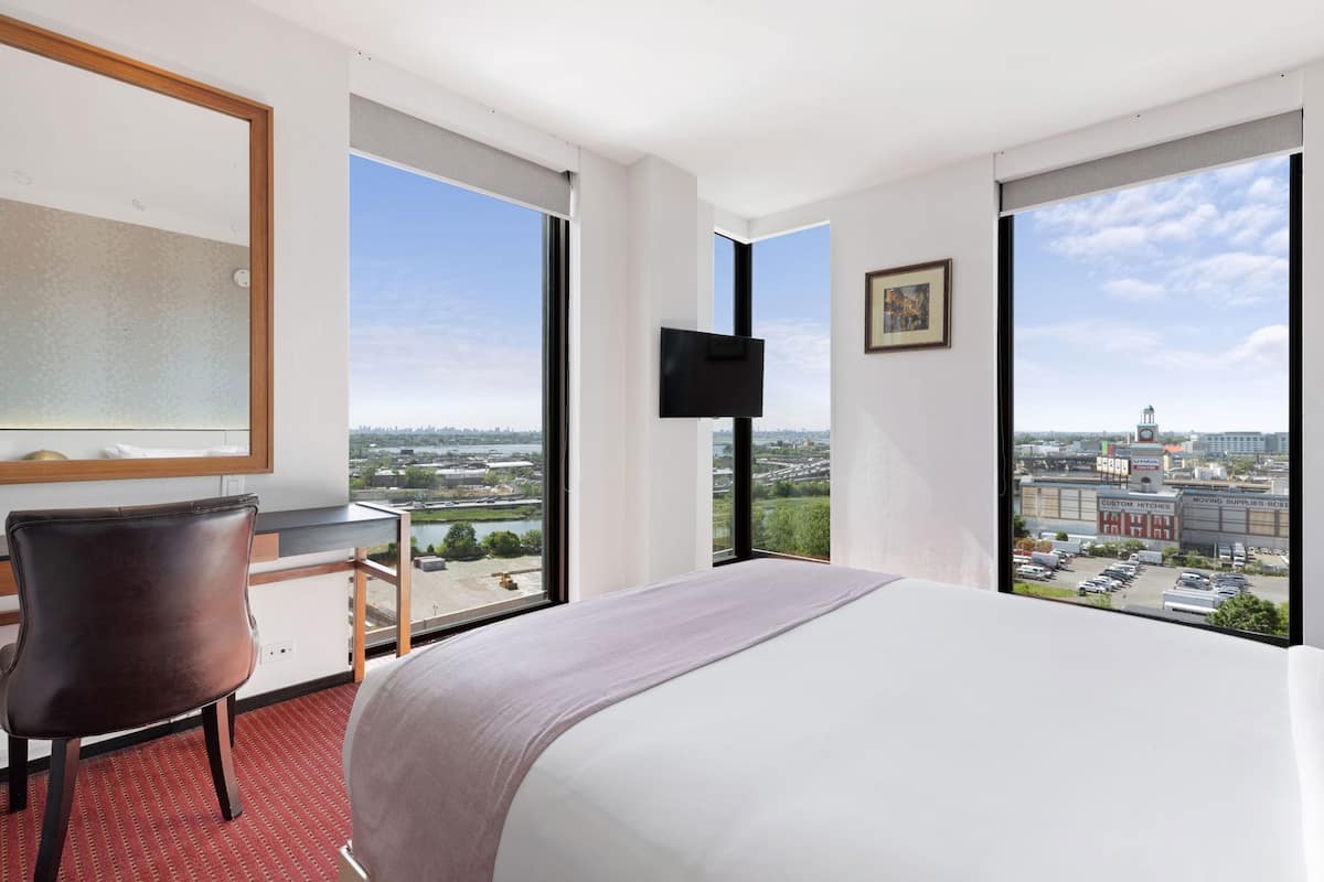 Premium bedding, in-room safe, desk, iron/ironing board