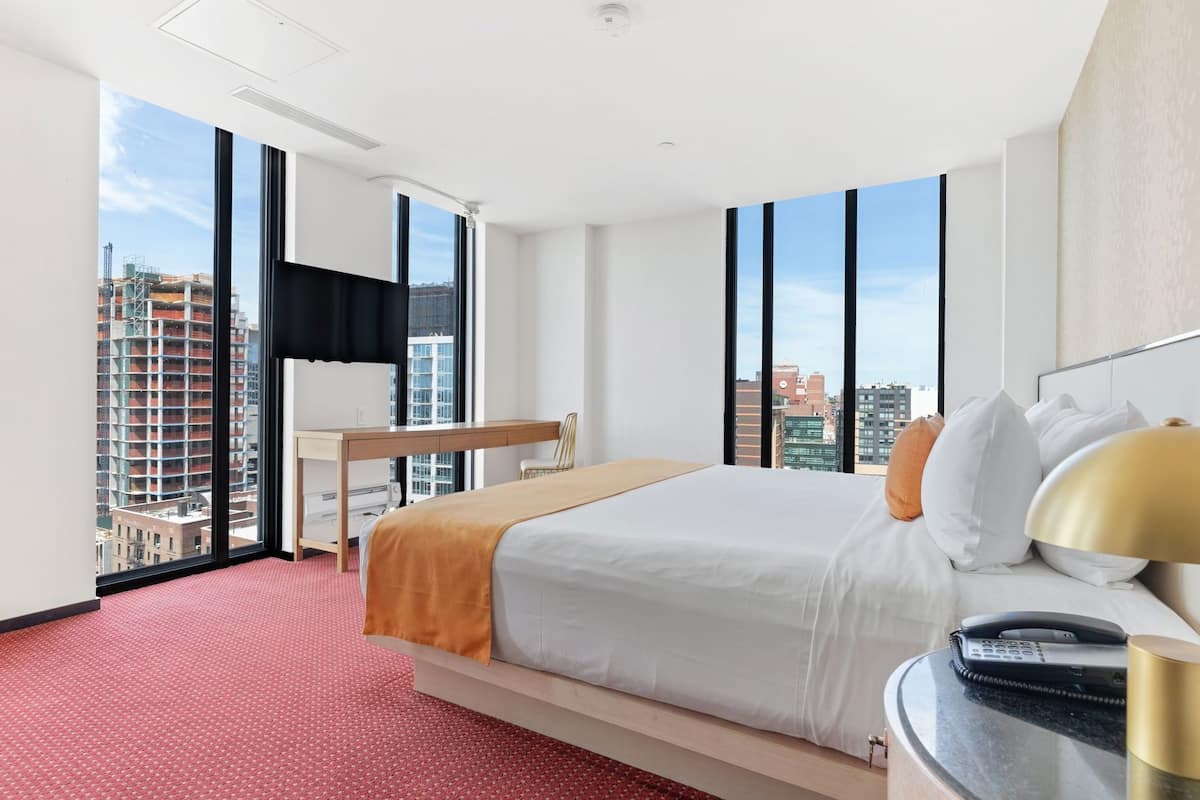高档床上用品、客房内保险箱、办公桌、熨斗/熨衣板