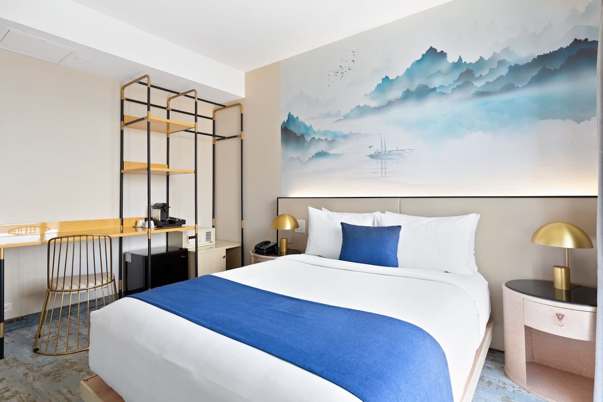 Premium bedding, in-room safe, desk, iron/ironing board