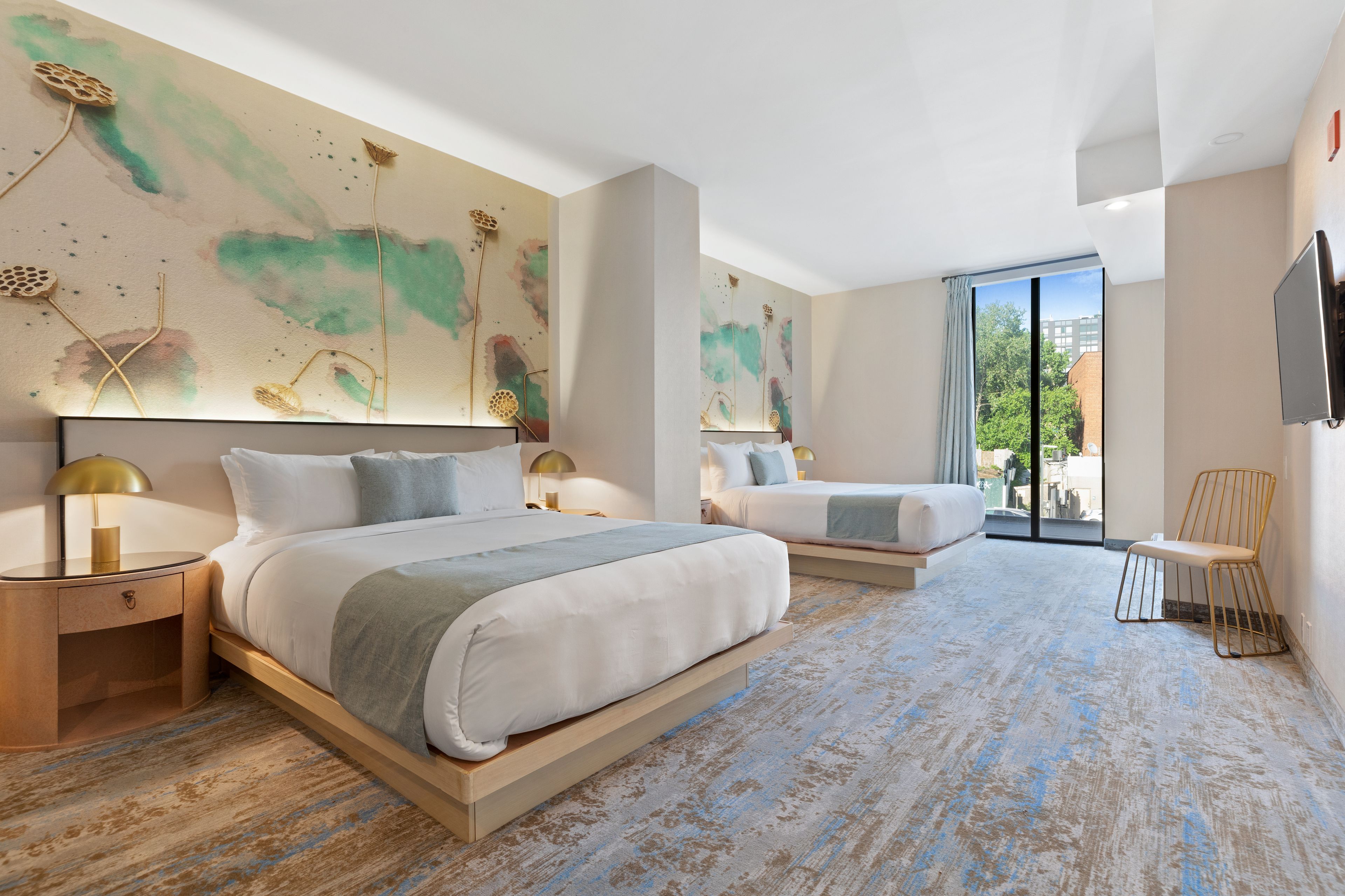 Deluxe 2 Queens | Sängtillbehör av högsta kvalitet och värdeförvaringsskåp på rummet