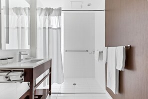 Shower, free toiletries, hair dryer, towels - The Parc Hotel (Flushing)