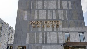A modern hotel building with a sign reading "PARC HOTEL". - The Parc Hotel (Flushing)
