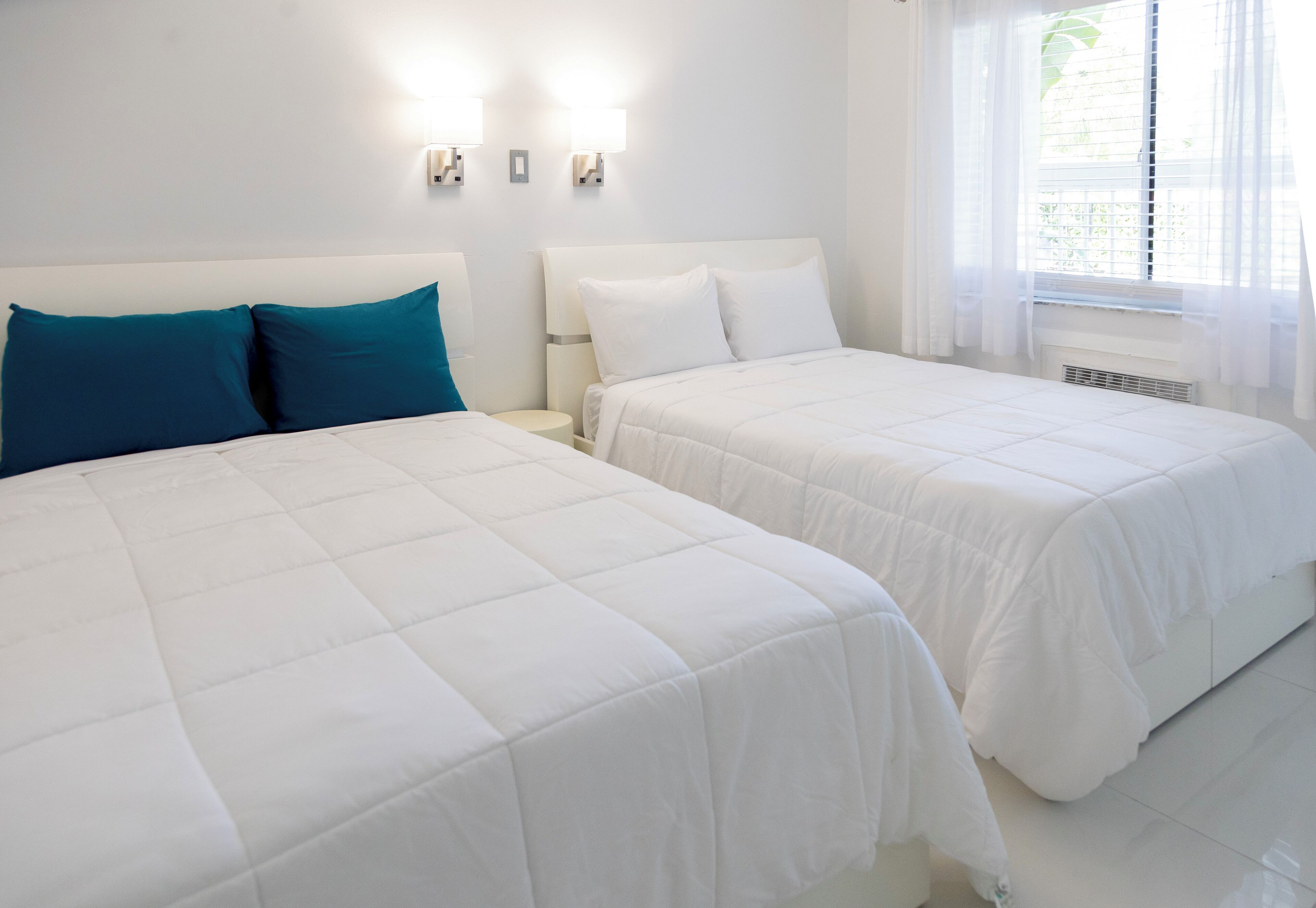 Deluxe kamer, 2 tweepersoonsbedden, uitzicht op zwembad | Een bureau, gratis wifi, beddengoed