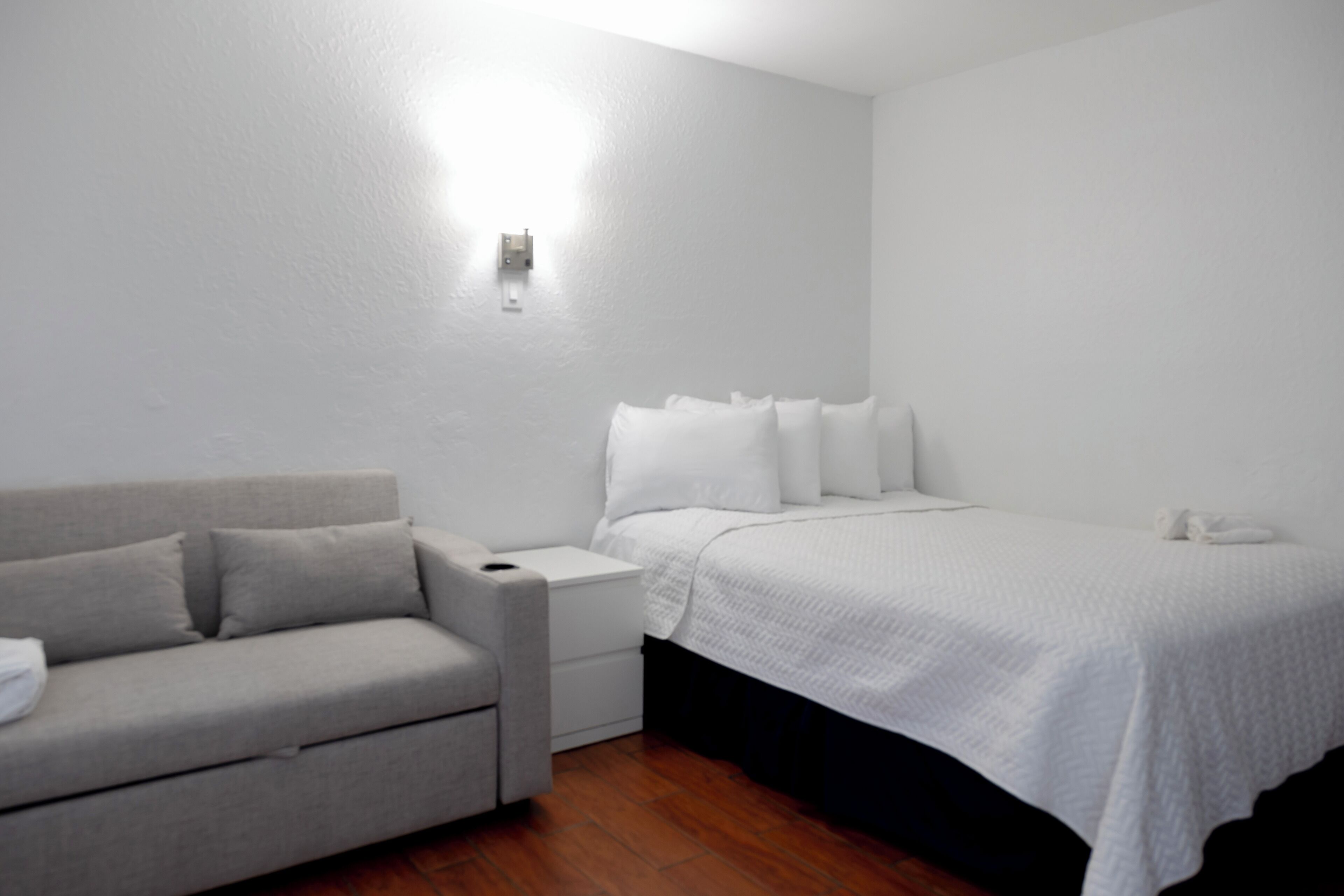 Standard dubbelrum - 1 queensize-säng med bäddsoffa (1 Queen Bed and 1 Twin Bed (Sleeps 3) | Skrivbord, gratis wi-fi och sängkläder