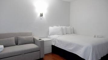 Standard dubbelrum - 1 queensize-sÀng med bÀddsoffa (1 Queen Bed and 1 Twin Bed (Sleeps 3) | Skrivbord, gratis wi-fi och sÀngklÀder