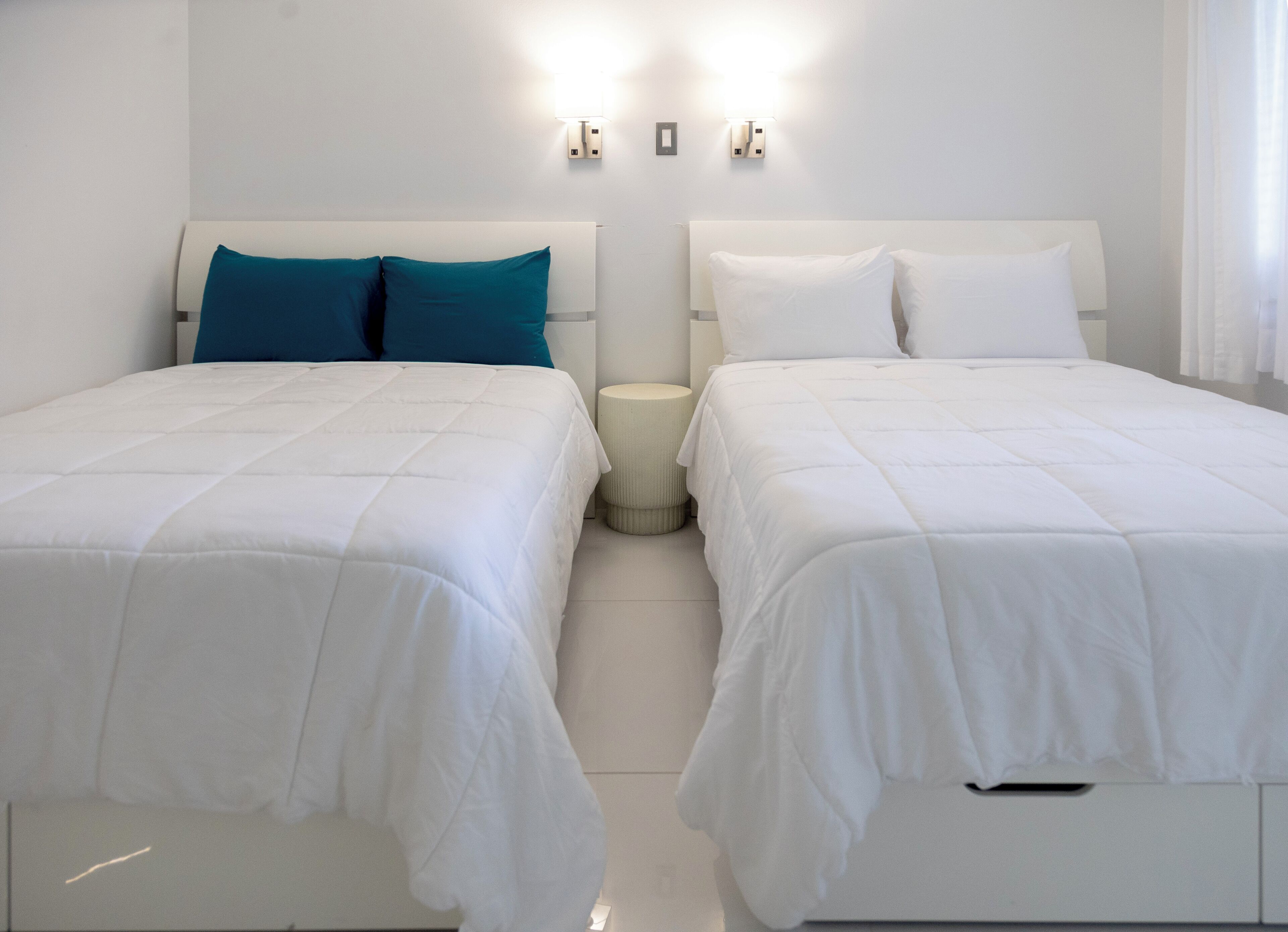 Habitación Deluxe, 2 camas matrimoniales, vista a la alberca | Escritorio, wifi gratis y ropa de cama 