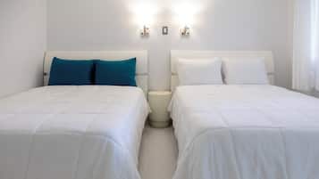 Habitación Deluxe, 2 camas matrimoniales, vista a la alberca | Escritorio, wifi gratis y ropa de cama