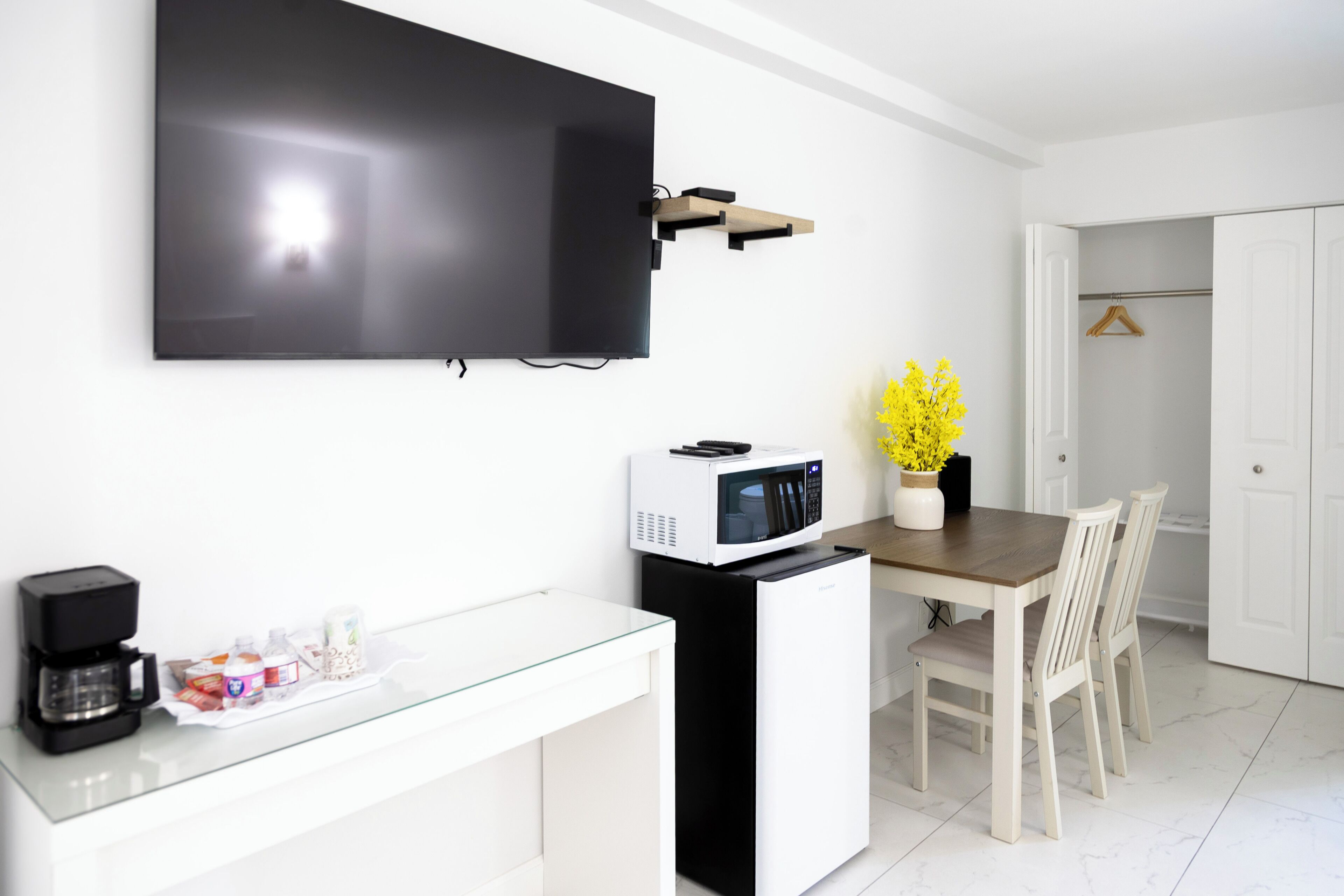Deluxe tweepersoonskamer, 2 tweepersoonsbedden | Een bureau, gratis wifi, beddengoed