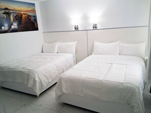 Escritorio, wifi gratis y ropa de cama 
