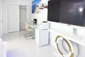 Escritorio, wifi gratis y ropa de cama 
