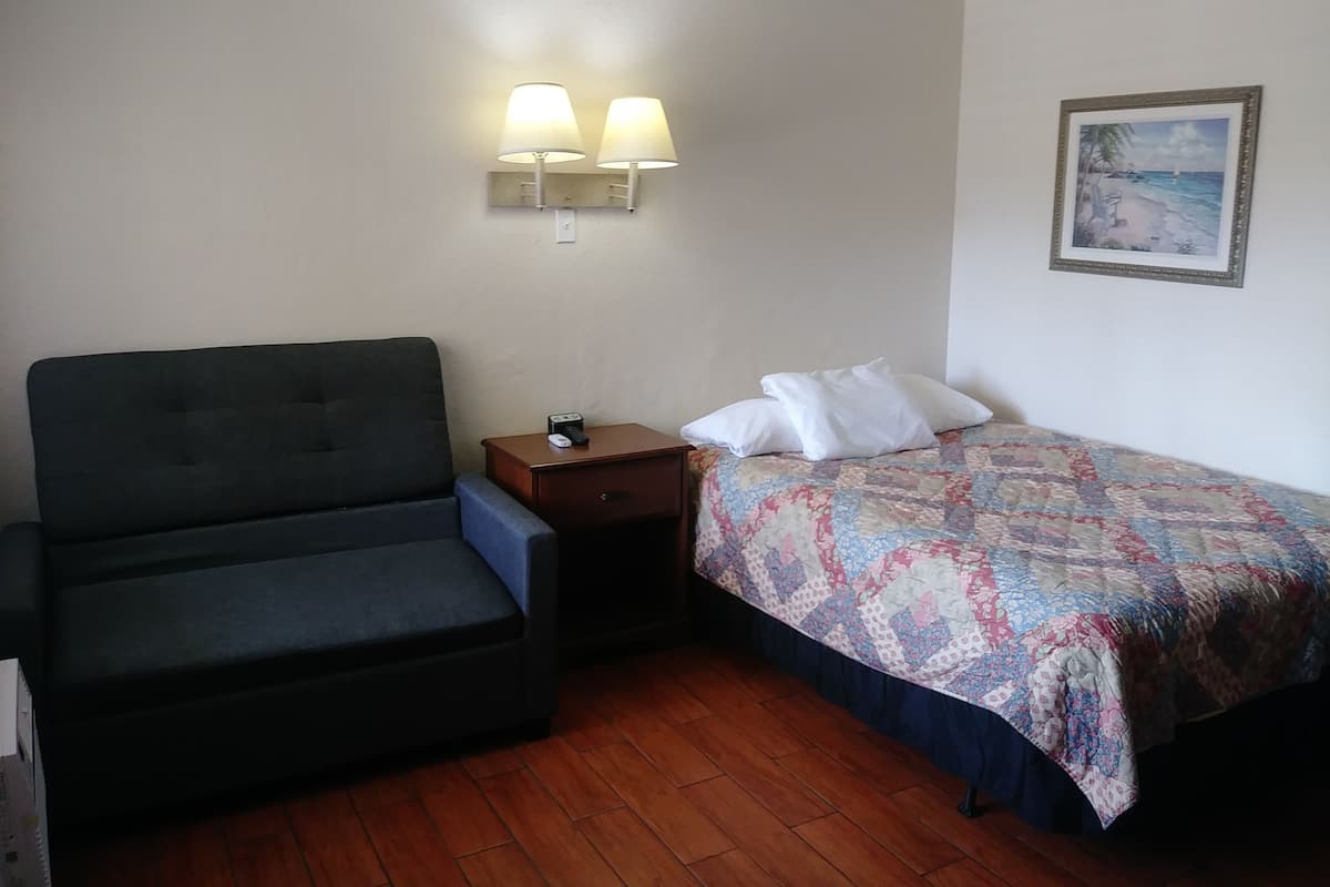 Chambre Double Standard pour 1 personne (1 Queen Bed and 1 Twin Bed (Sleeps 3)