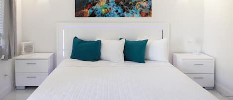 Chambre Deluxe, 1 trĂšs grand lit, vue sur la piscine | Bureau, accĂšs au Wi-Fi (inclus), literie fournie