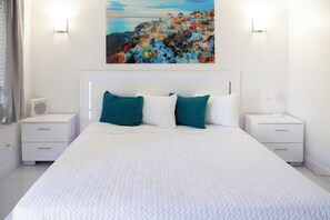 Deluxe Room, 1 King Bed, Pool View | Desk, free WiFi, bed sheets - Palm Breeze Hotel (Lake Worth)