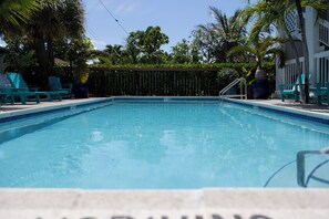 Outdoor pool - Palm Breeze Hotel (Lake Worth)