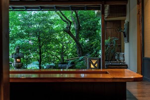 Se sirven desayunos y cenas, cocina japonesa