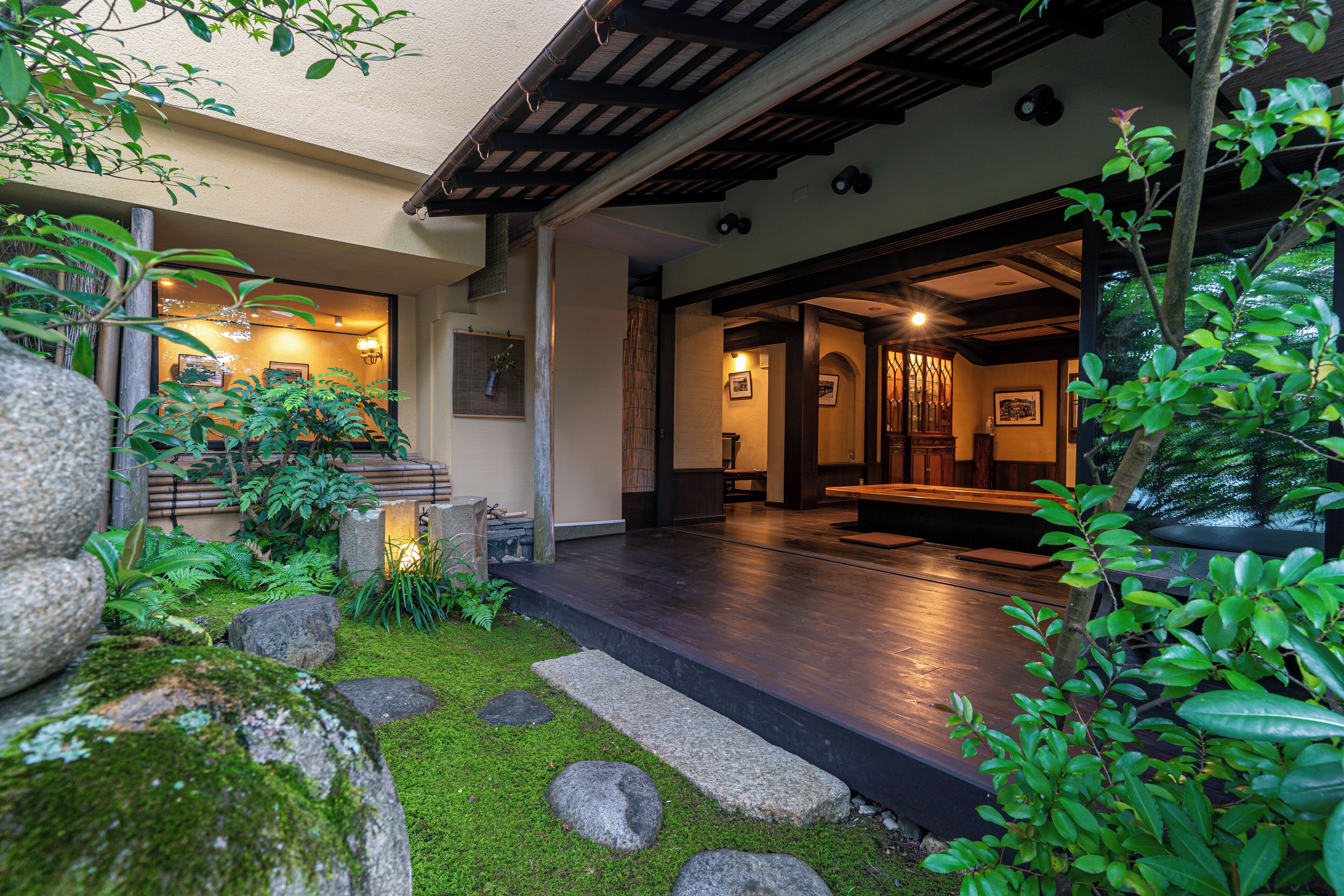 Phục vụ bữa sáng và bữa tối, món Nhật Bản 