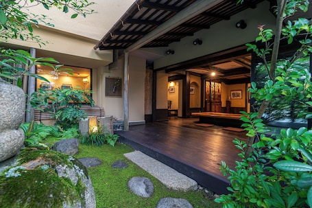 供应早餐和晚餐,日本菜