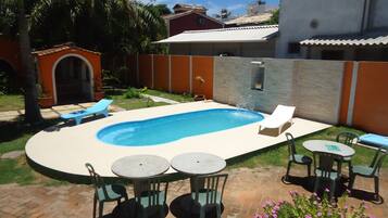 Udendørs pool, parasoller, liggestole