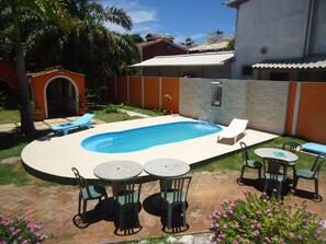 Outdoor pool, pool umbrellas, sun loungers - Vale Verde Praia Hotel (Porto Seguro)