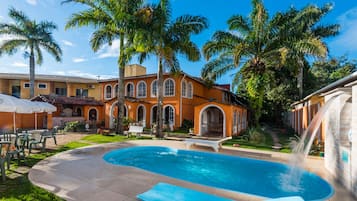 Udendørs pool, parasoller, liggestole