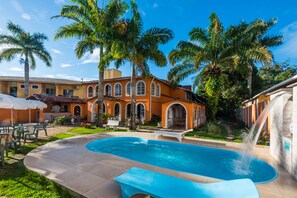 Outdoor pool, pool umbrellas, sun loungers