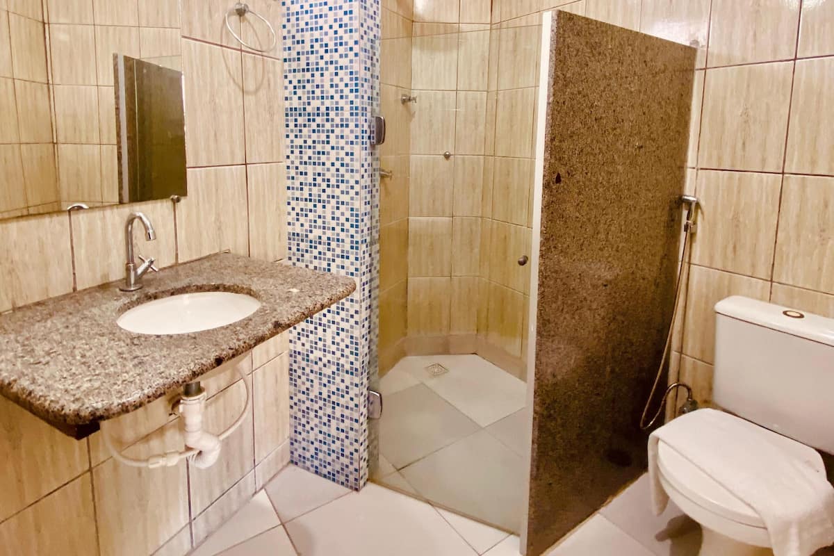 Pancuran mandi, tuala disediakan