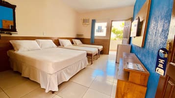 Quarto quádruplo econômico | Cofres nos quartos, Wi-Fi de cortesia, roupa de cama
