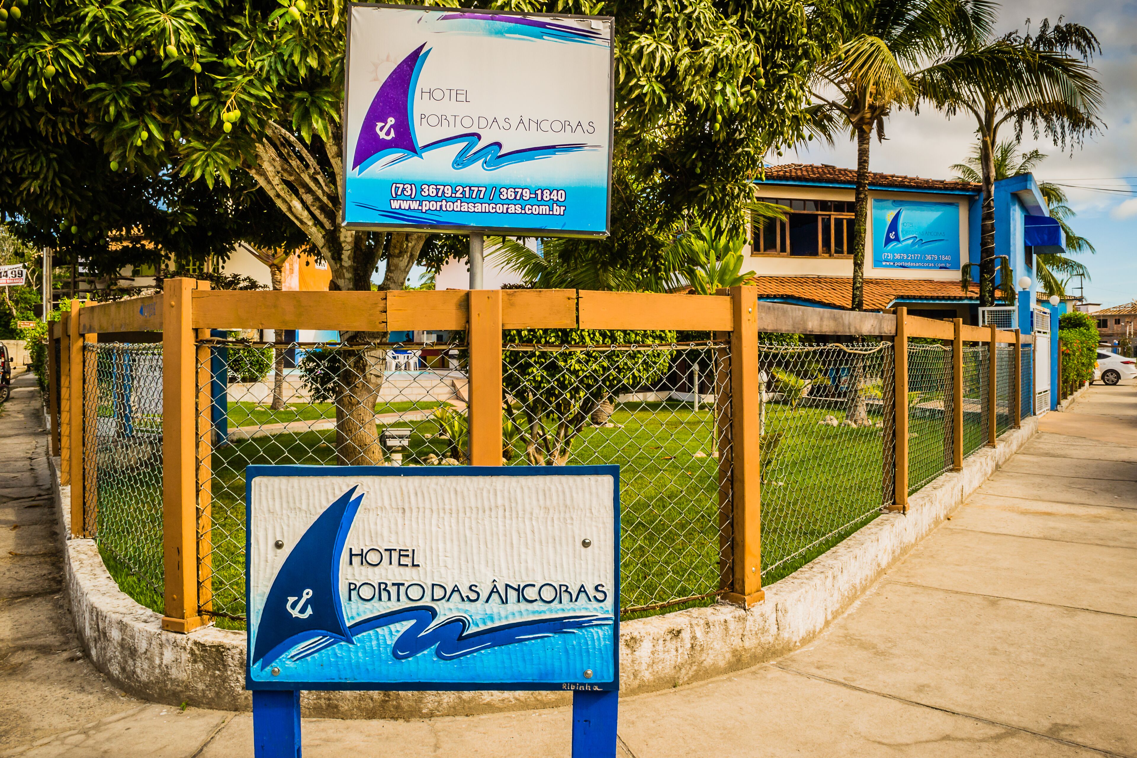 A hotel sign with the name "HOTEL PORTO DAS ÁNCORAS" and contact information.