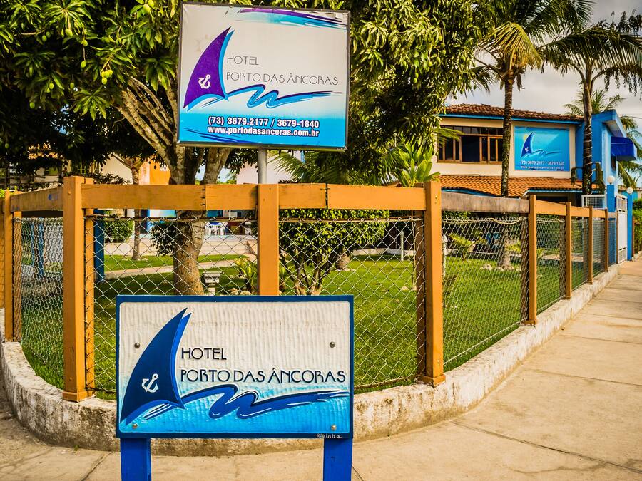 A hotel sign with the name "HOTEL PORTO DAS ÁNCORAS" and contact information.
