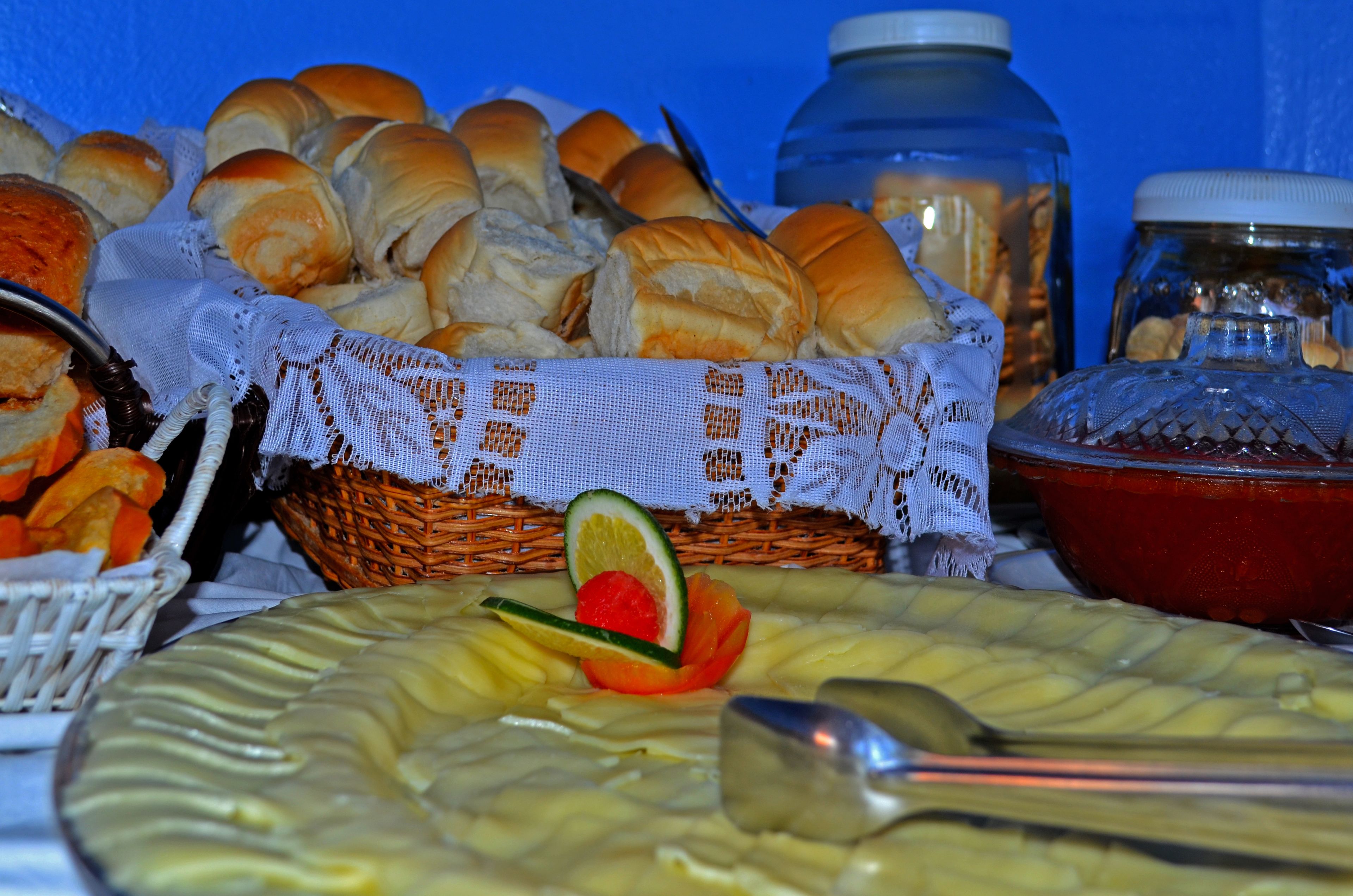 Taula amb diversos aliments, com ara pa, un plat de fruita i salses.