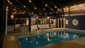 Kolam renang outdoor, dengan payung kolam renang dan kursi berjemur