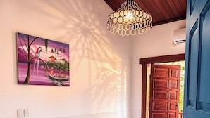 Kamar Quadruple Standar | Tirai kedap cahaya, setrika/meja setrika, Wi-Fi gratis, dan seprai linen