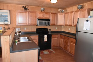 Grand réfrigérateur, micro-ondes, four, plaque de cuisson