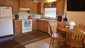 Full-size fridge, microwave, oven, stovetop