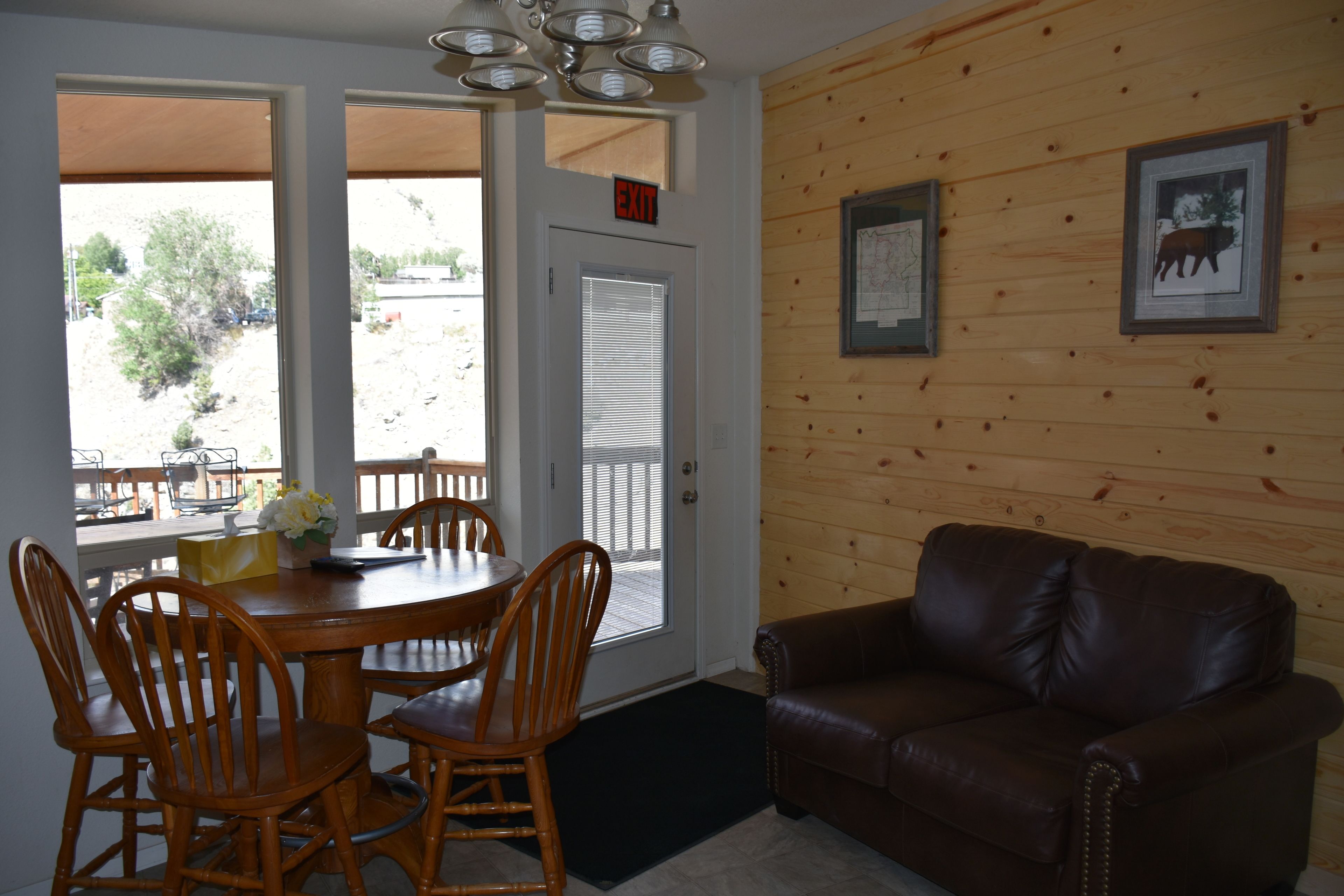 Suite, 1 queensize-seng med sovesofa, kjøkken, elveutsikt | Oppholdsområde | En 43-tommers Flatskjerm-TV med kabel-kanaler samt TV