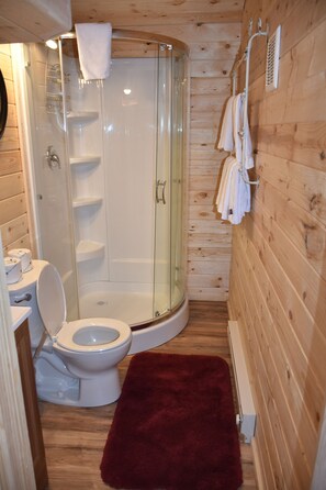 Combined shower/tub, hair dryer, towels, shampoo - Yellowstone Mountain Cabins (Gardiner)