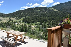 Terrace/patio - Yellowstone Mountain Cabins (Gardiner)