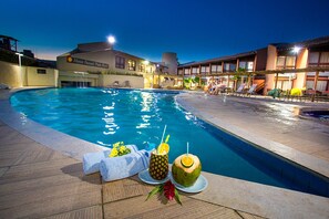 Outdoor pool, pool umbrellas, sun loungers - Monte Pascoal Praia Hotel (Porto Seguro)