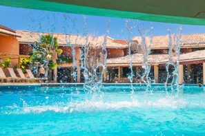 Outdoor pool, pool umbrellas, sun loungers - Monte Pascoal Praia Hotel (Porto Seguro)