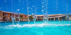 Outdoor pool, pool umbrellas, sun loungers - Monte Pascoal Praia Hotel (Porto Seguro)