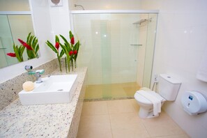 Apartamento Duplo Luxo | Bathroom | Shower, free toiletries, towels - Monte Pascoal Praia Hotel (Porto Seguro)