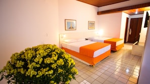 Apartamento Duplo Luxo | Minibar, caja fuerte, cortinas opacas y ropa de cama
