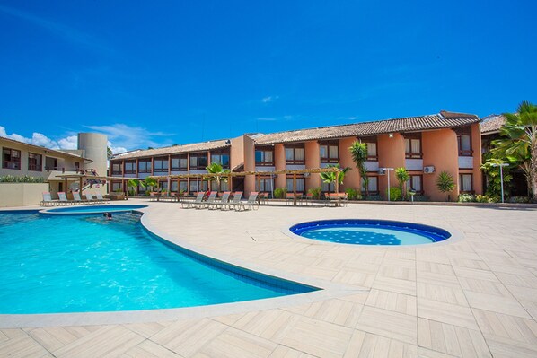 Piscina externa, guarda-sóis, espreguiçadeiras